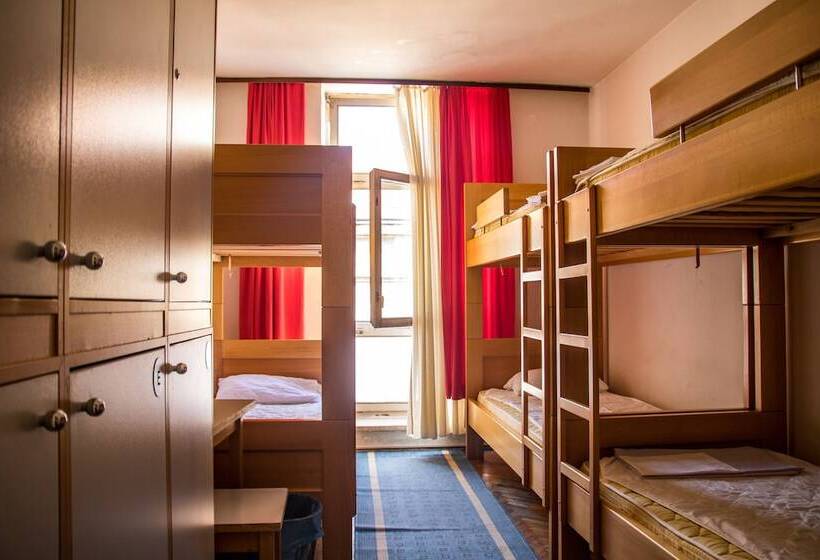 חדר סטנדרטי לארבעה עם חדר אמבטיה משותף, Hi Hostel Zagreb