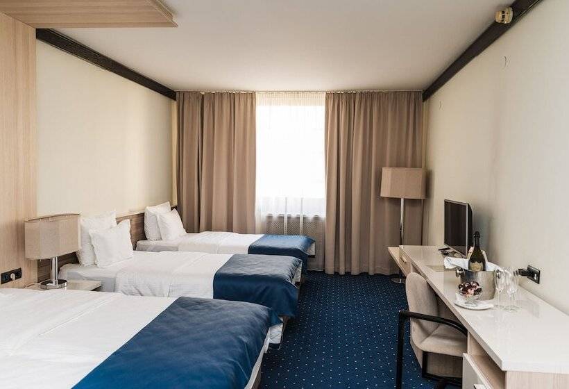 חדר בסיסי לשלושה, Holiday