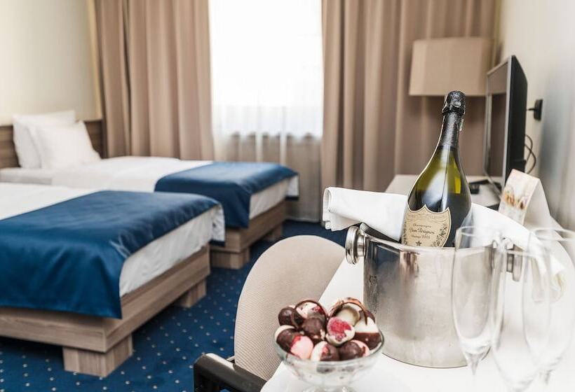 חדר בסיסי לשלושה, Holiday