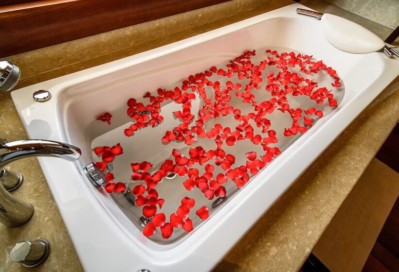 سوییت اجرایی, Huong Giang Hotel Resort & Spa