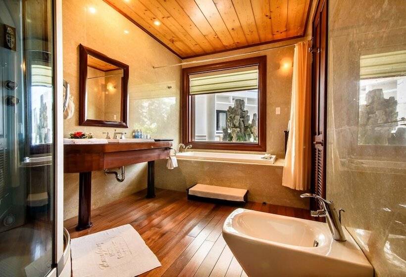 سوییت اجرایی, Huong Giang Hotel Resort & Spa