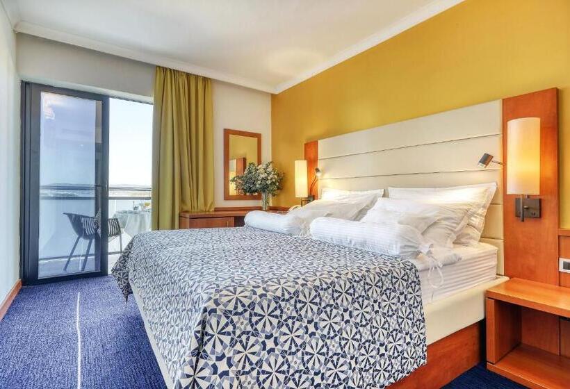 غرفة سوبيريور مطلّة علي البحر, Ilirija