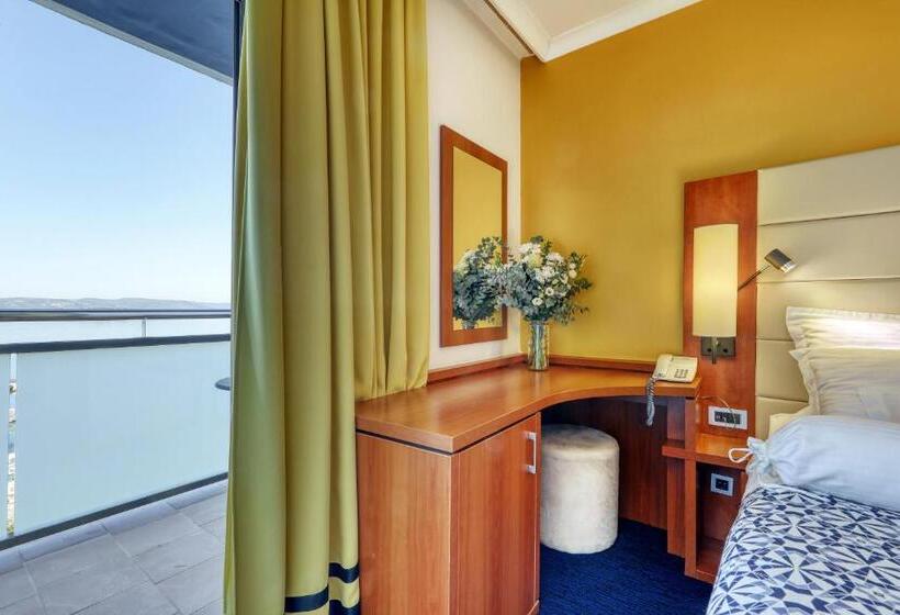 غرفة سوبيريور مطلّة علي البحر, Ilirija