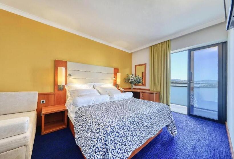 غرفة سوبيريور مطلّة علي البحر, Ilirija