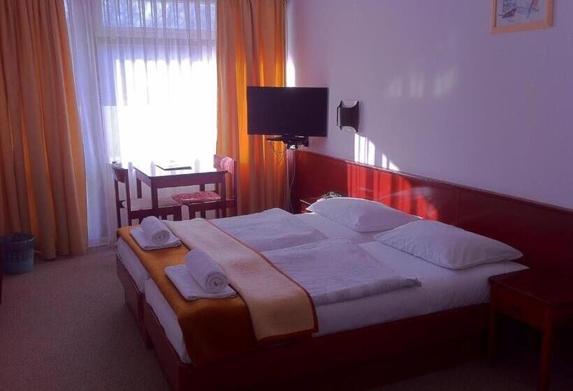 غرفة قياسية ثلاثية مزودة بشرفة, Matija Gubec