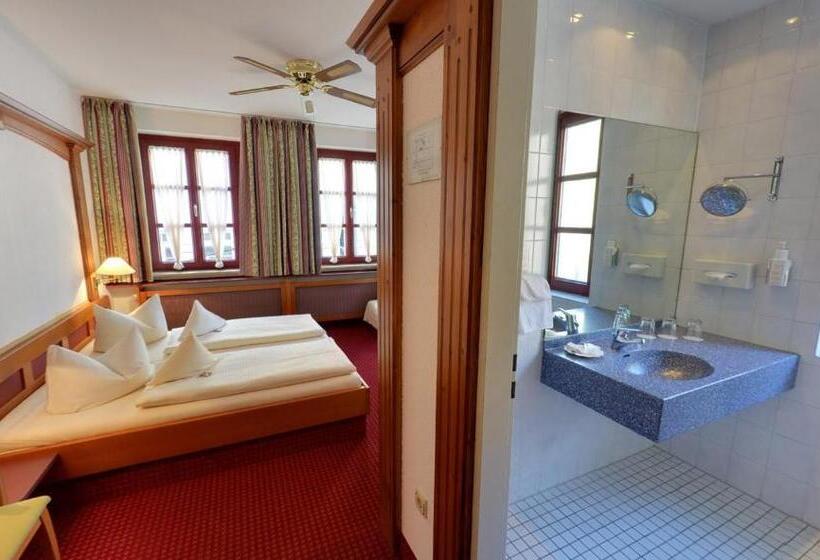 اتاق استاندارد چهار تخته, Augsburger Hof