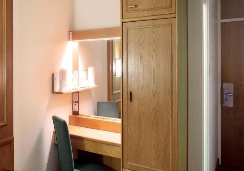 Номер Стандарт Трехместный, St Giles London – A St Giles