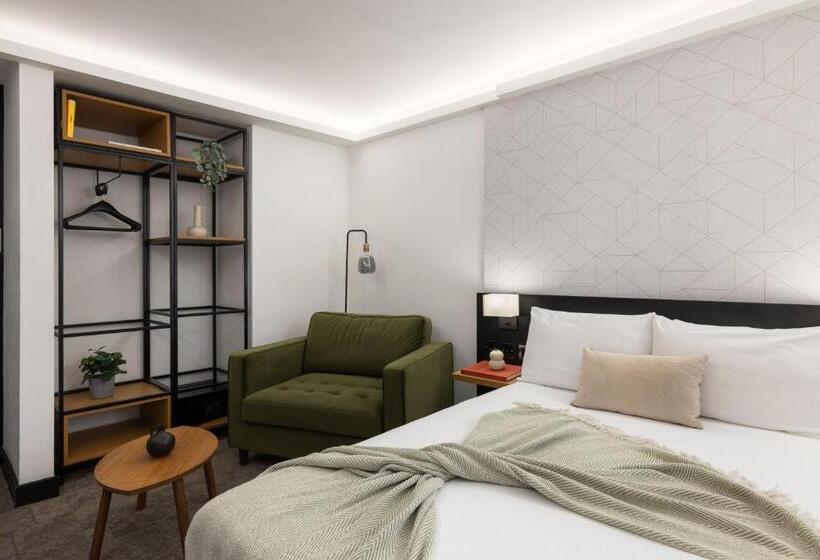 Номер Стандарт Трехместный, St Giles London – A St Giles