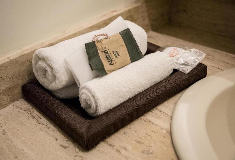 غرفه قياسيه سريرين مزدوجين, Boutique Naura Centro