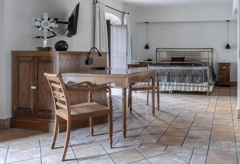 جناح, Boutique Naura Centro