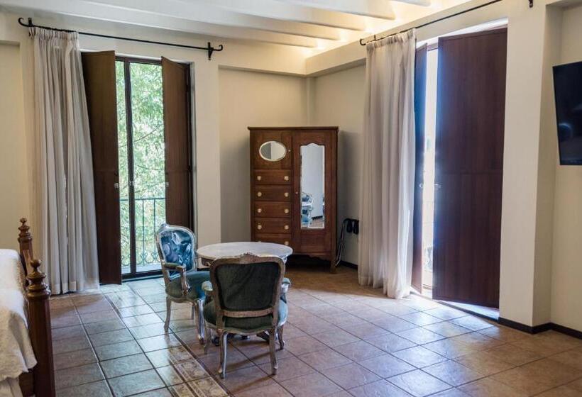 جناح, Boutique Naura Centro