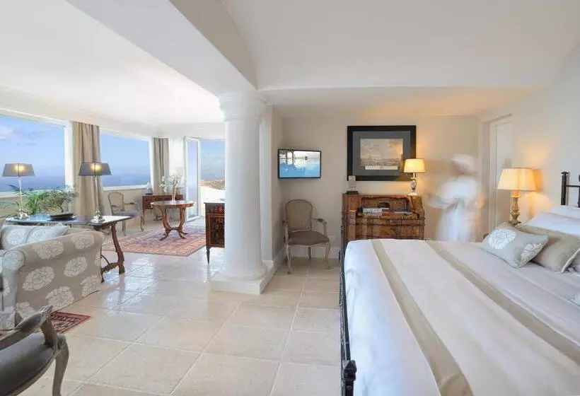 Suite cu Vedere la Mare, Caesar Augustus