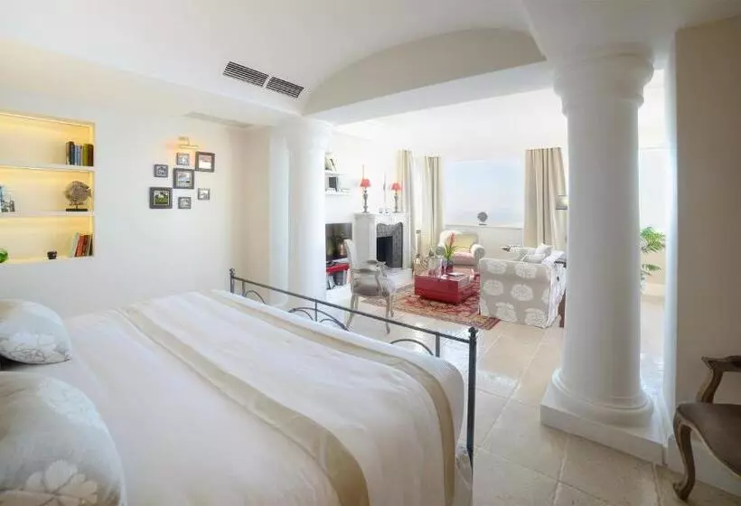 Suite cu Vedere la Mare, Caesar Augustus