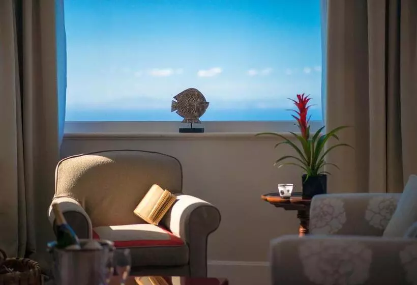 Suite cu Vedere la Mare, Caesar Augustus