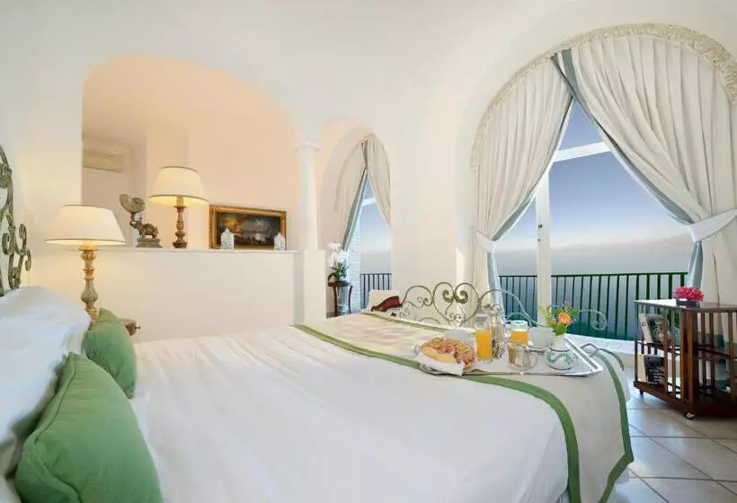 Suite cu Vedere la Mare, Caesar Augustus