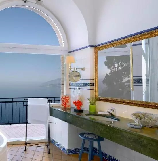 Suite cu Vedere la Mare, Caesar Augustus