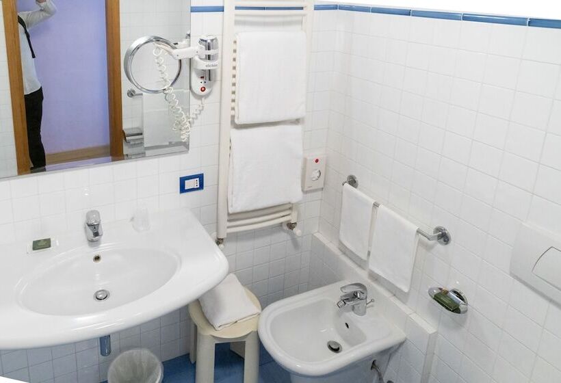 اتاق سوپریور, Ii Guelfo Bianco