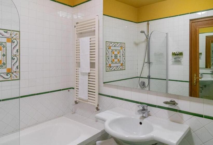 اتاق استاندارد سه نفره, Ii Guelfo Bianco