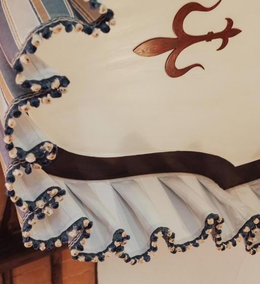 اتاق استاندارد سه نفره, Ii Guelfo Bianco