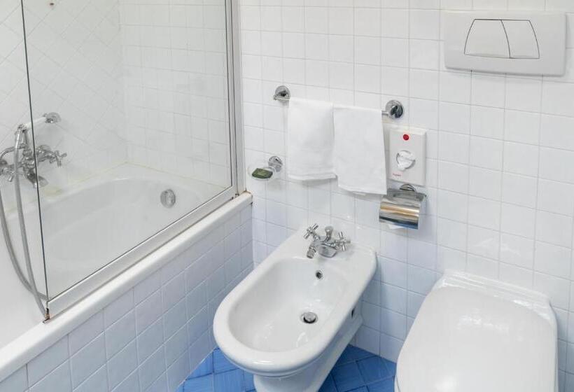 اتاق استاندارد سه نفره, Ii Guelfo Bianco