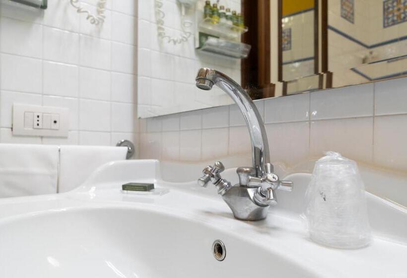 اتاق استاندارد سه نفره, Ii Guelfo Bianco