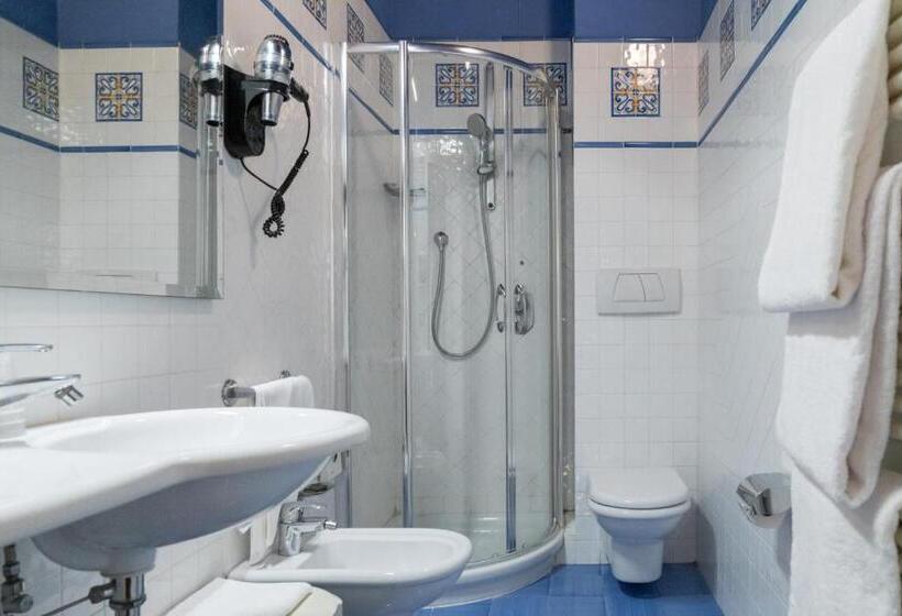 اتاق استاندارد سه نفره, Ii Guelfo Bianco