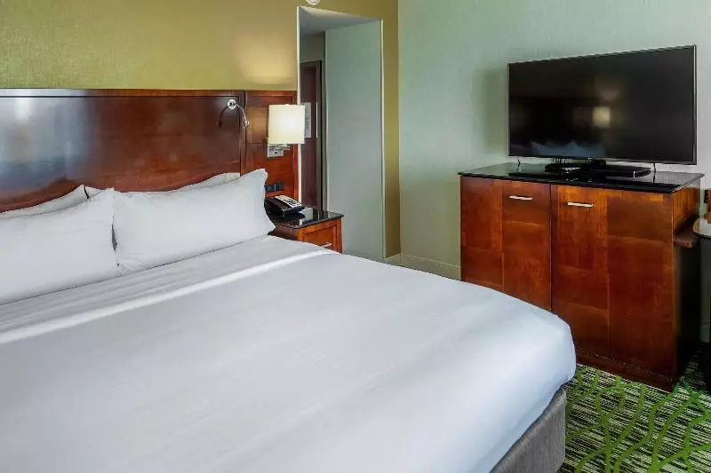 اتاق استاندارد با تخت بزرگ, Marriott St. Louis West