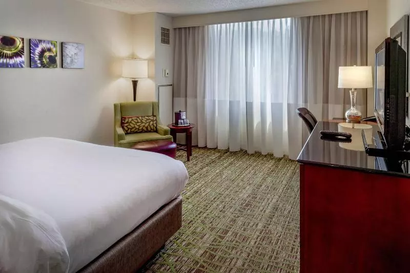 اتاق استاندارد با تخت بزرگ, Marriott St. Louis West