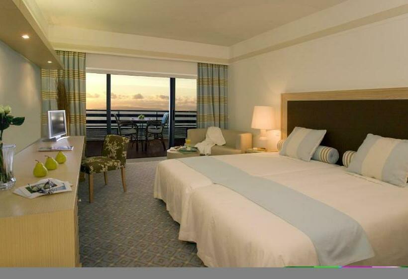 Номер Классический Вид на Бассейн, Pestana Carlton Madeira Ocean Resort