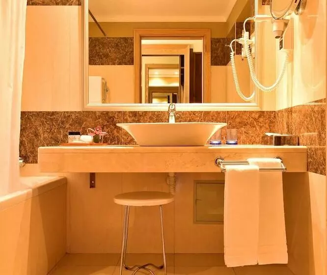 スーペリアージュニアスイート, Pestana Carlton Madeira Ocean Resort