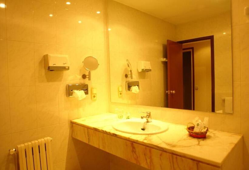 اتاق استاندارد سه نفره, Roc Del Castell