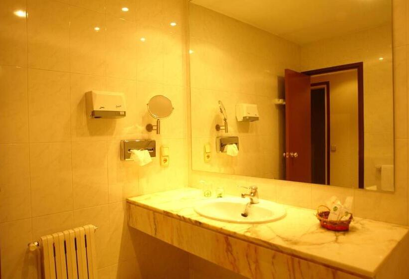 اتاق استاندارد سه نفره, Roc Del Castell