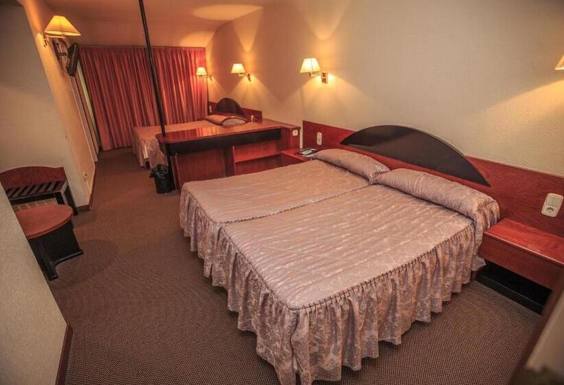 اتاق استاندارد سه نفره, Roc Del Castell