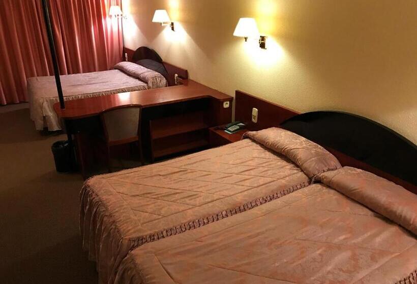 اتاق استاندارد چهار تخته, Roc Del Castell