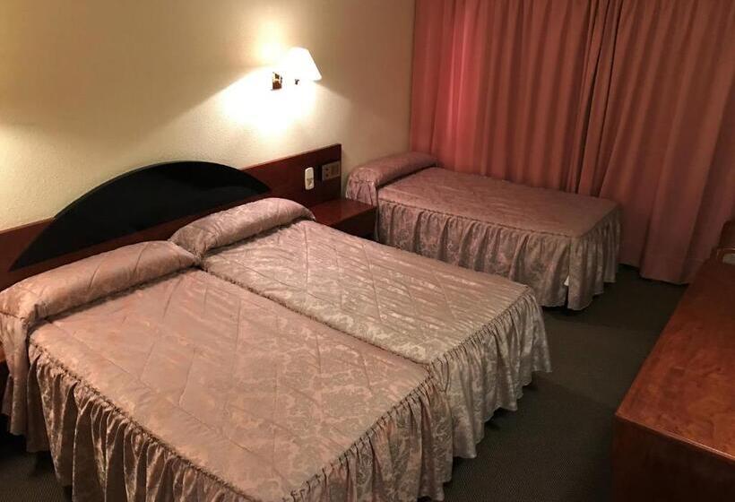 Economy Triple Room, Roc Del Castell