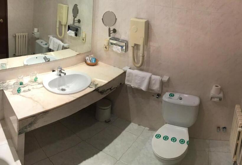 Economy Triple Room, Roc Del Castell