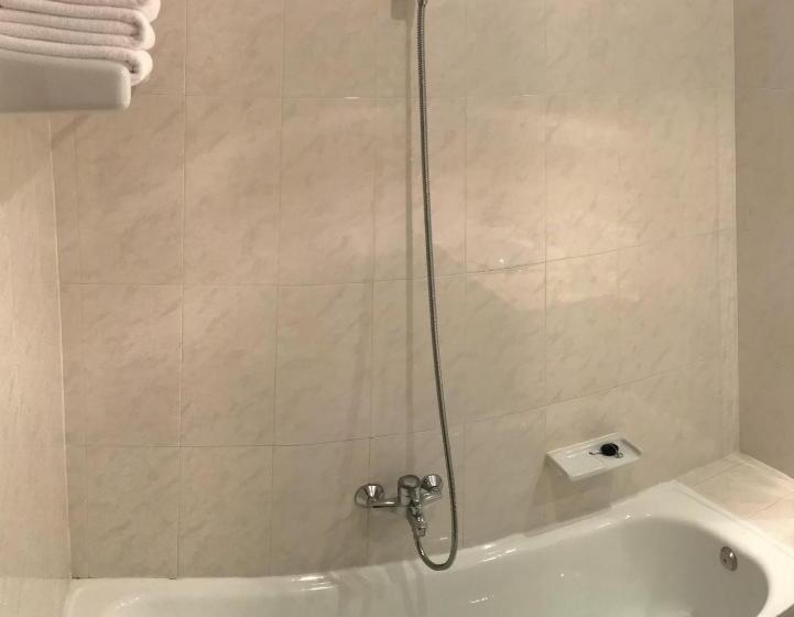 Economy Triple Room, Roc Del Castell