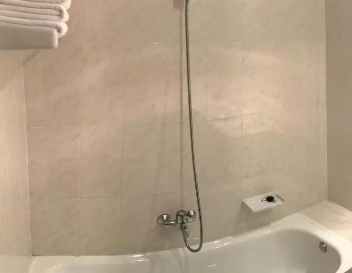 Economy Triple Room, Roc Del Castell