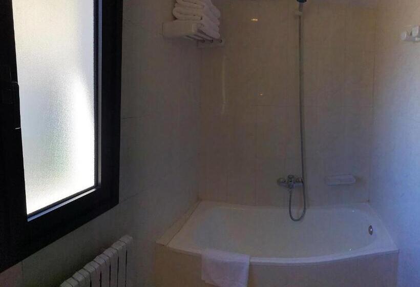 Economy Quadruple Room, Roc Del Castell