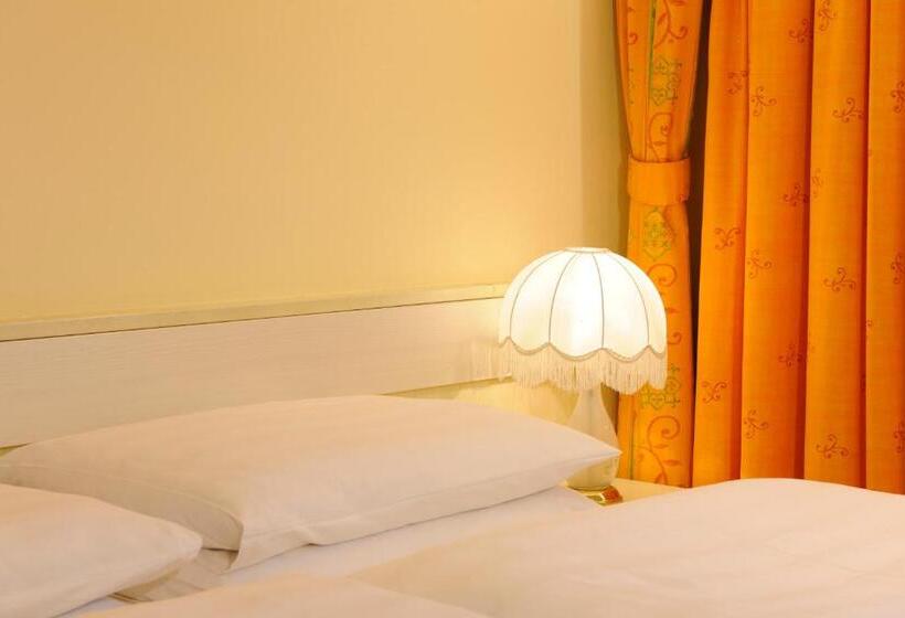 غرفة سوبيريور, Scherer