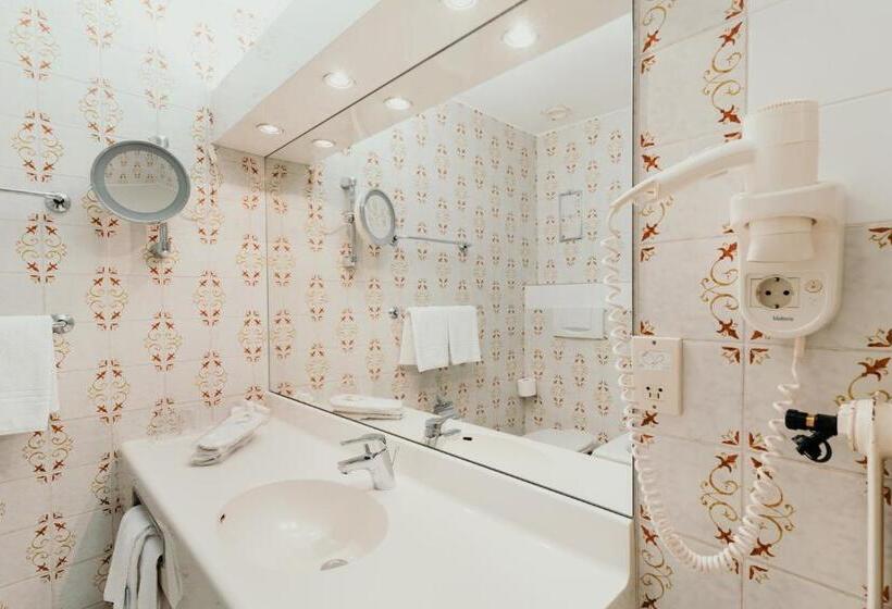 غرفة سوبيريور, Scherer