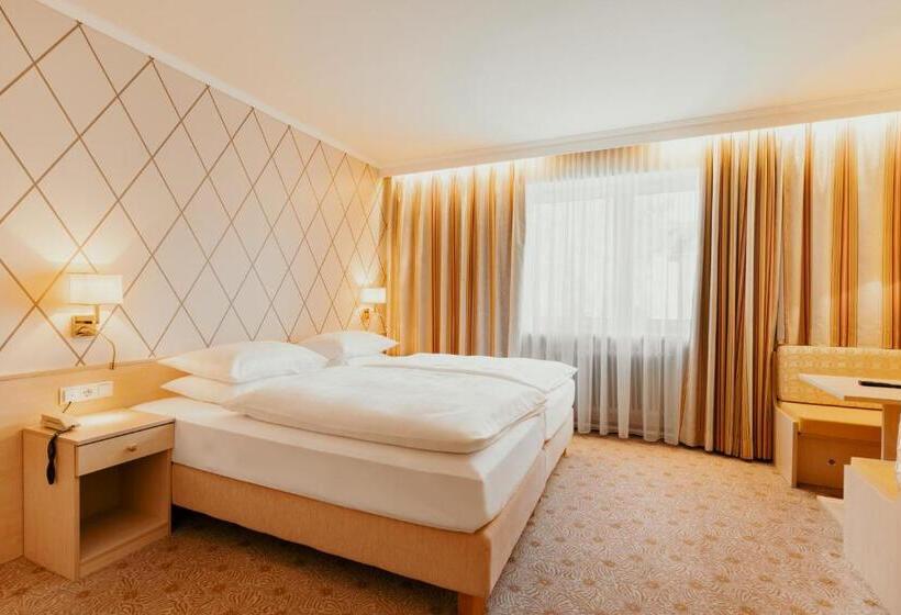 غرفة سوبيريور, Scherer