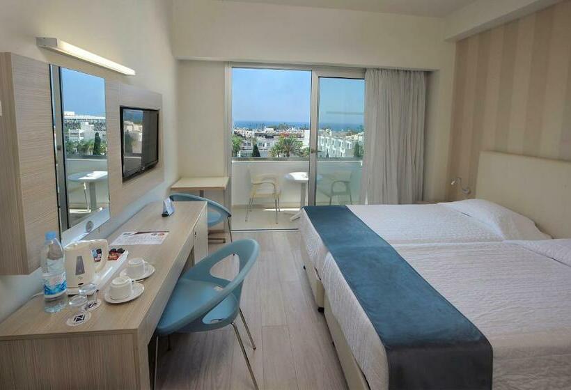 غرفة سوبيريور مطلّة علي البحر, Nestor