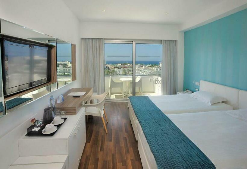 غرفة سوبيريور مطلّة علي البحر, Nestor