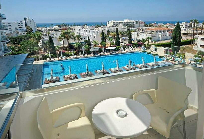 غرفة سوبيريور مطلّة علي البحر, Nestor