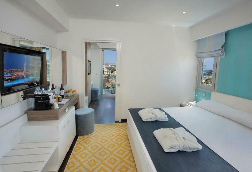 جناح جونيور عائلى, Nestor