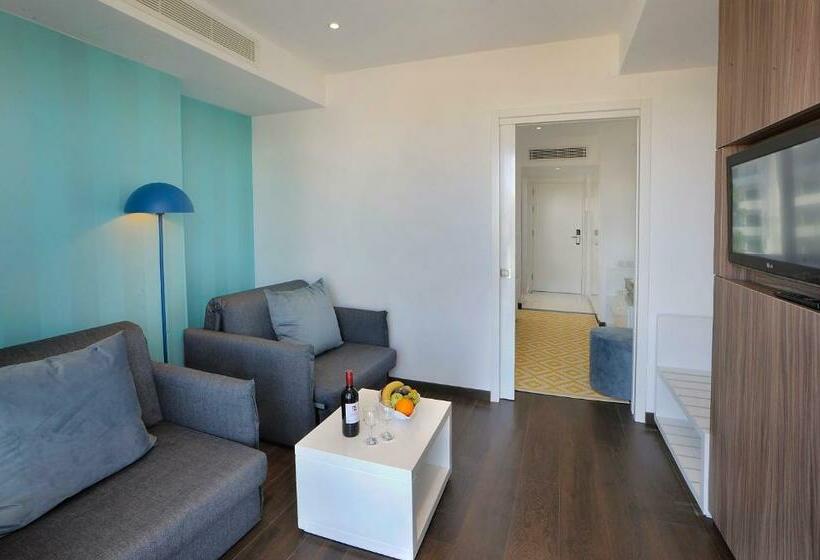 جناح جونيور عائلى, Nestor