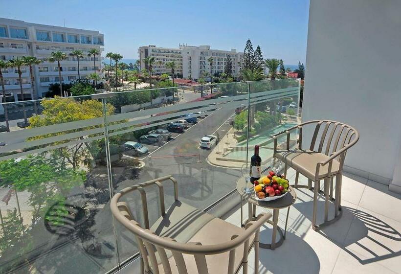 غرفة ديلوكس, Nestor