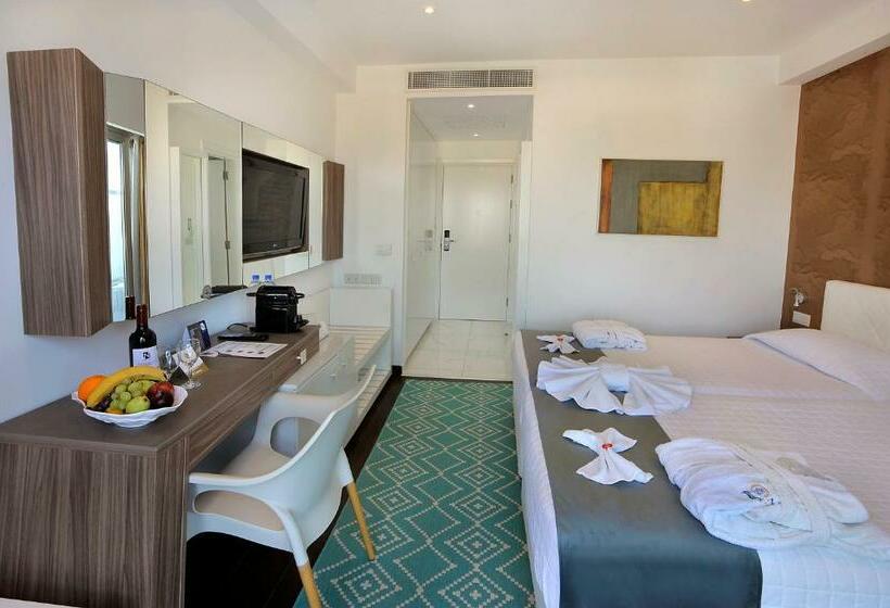 غرفة ديلوكس, Nestor