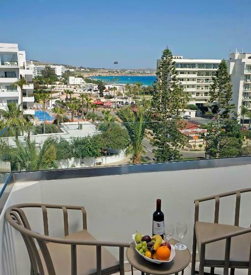 غرفة ديلوكس, Nestor